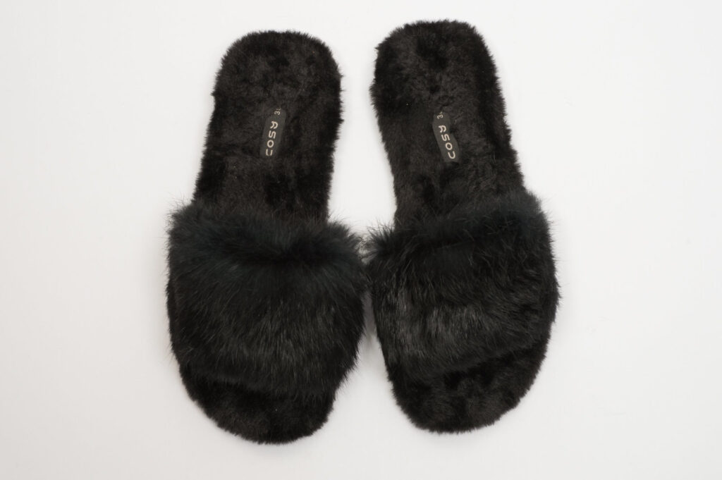 Be Cosy fluffy slippers in black