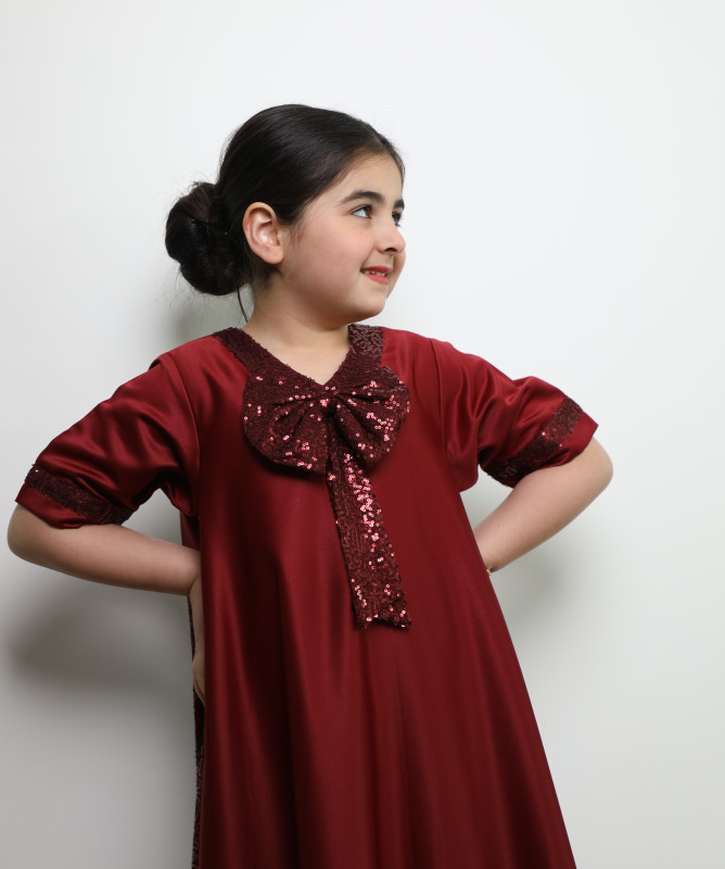 فستان بلون أحمر خمري دافئ (Burgundy)